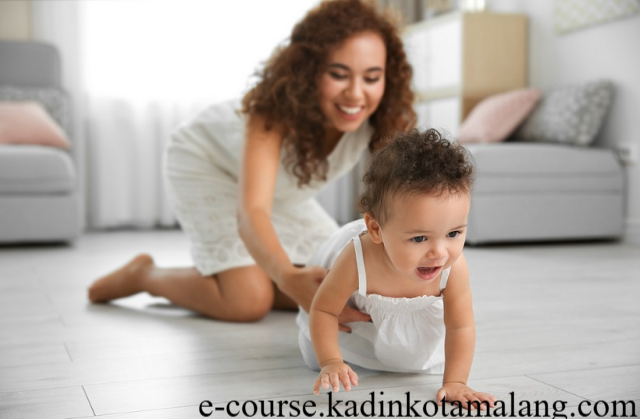 6 Tips Jitu Membantu Bayi Cepat Duduk dan Merangkak Secara Alami